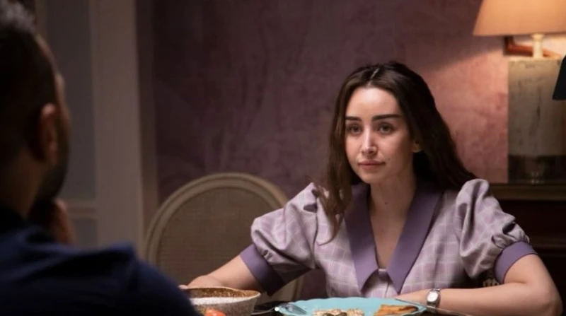 ملخص الحلقة الرابعة من مسلسل إقامة جبرية عرضت الحلقة الرابعة من مسلسل إقامة جبرية، مساء أمس، عبر منصة الرقمية، وشهدت أحداثا مثيرة ومشوقة مما ازداد تفاعل الجمهور مع المسلسل.الحلقة ا