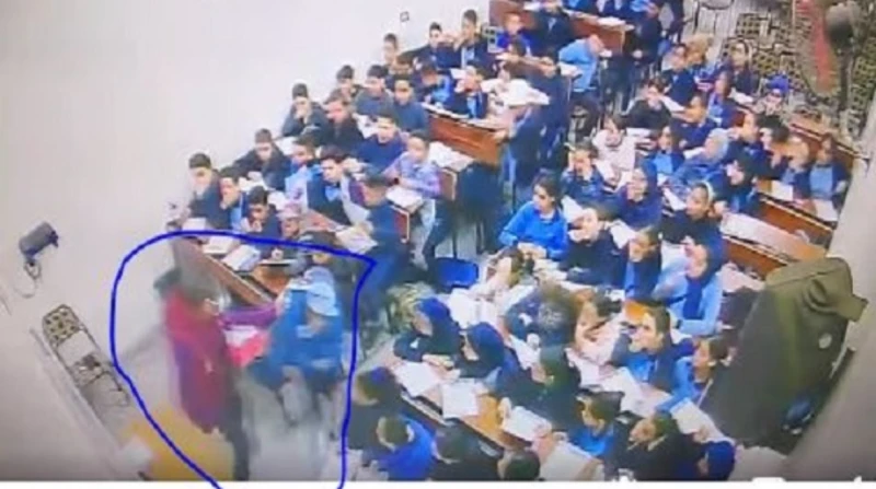 مدرس يعتدي على تلميذ بطريقة وحشية.. ما قرار النيابة؟ (فيديو) اعتدى مدرس على تلميذ داخل سنتر تعليمي، بطريقة وحشية، لقيامه بالإجابة على سؤال دون استئذانه.تفاصيل الواقعة كشفتها هيام م