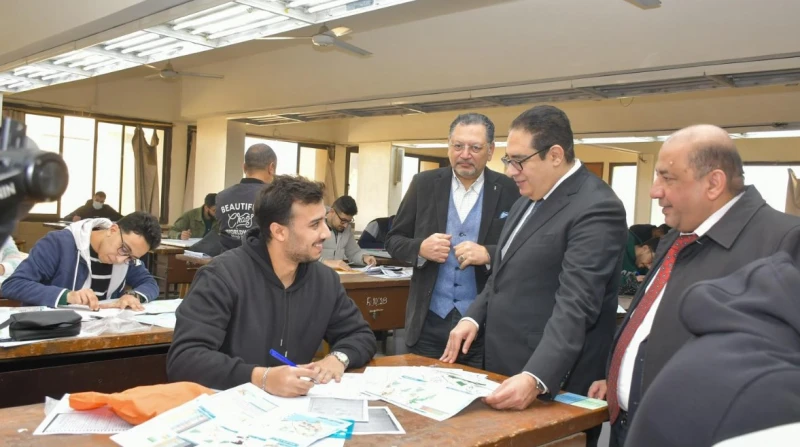 توجيهات مهمة من رئيس جامعة القاهرة بشأن امتحانات الترم الأول تفقد رئيس جامعة القاهرة، الدكتور محمد سامي عبدالصادق، غرف الكنترولات الرئيسية والكاميرات
