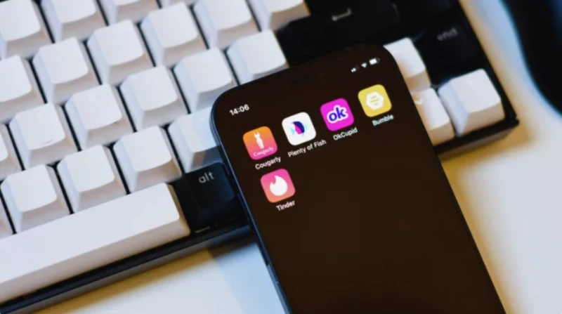 شريك حياة أونلاين.. أفضل 5 تطبيقات للمواعدة لم تعد طرق التعارف بين الناس وبعضها كما كانت عليه قديما، ففي عصر رقمي تتسارع فيه وتيرة الحياة، وتتلاشى فيه الحدود الجغرافية، برزت تطبيقا