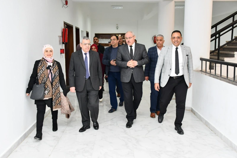 كتبت أمل عبد الرحيم قام الدكتور ناصر سعيد مندور، رئيس جامعة قناة السويس، يرافقه الدكتور محمد سعد زغلول نائب رئيس الجامعة لشئون الدراسات العليا