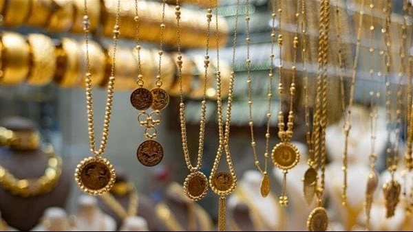 أسعار الذهب في الصاغة: سعر جرام عياري 21 و18 بالتحديث الجديد سجلت أسعار الذهب في أسواق الصاغة اليوم الخميس 30 يناير 2025، تغييرات ملحوظة، خاصة في عياري الذهب 21 و18، اللذين يعدان ا