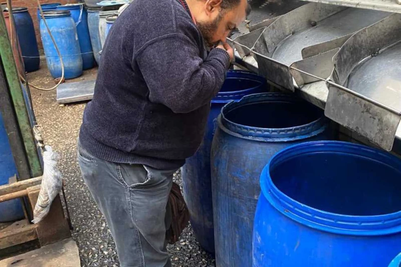 ضبط طن مخللات بالقليوبية في مصنع بدون ترخيص بالقليوبية ضبطت إدارة مراقبة الأغذية بمديرية الصحة في محافظة القليوبية خلال حملة مكبرة بالاشتراك مع مكتب مراقبة الأغذية بالخانكه كمية كب