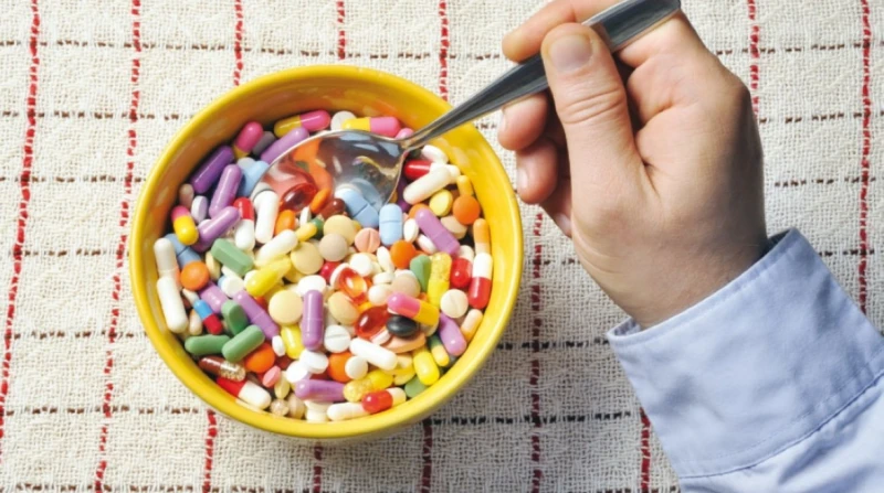 من بينها منتجات الألبان.. أطعمة تجنب تناولها مع الأدوية تعد الأطعمة والمشروبات جزءا لا يتجزأ من حياة الإنسان، لكن هل تعلم أن تناول بعض الأطعمة مع الأدوية قد يتسبب في كوارث صحية غير