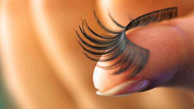 الرموش الاصطناعية خطر يهدد صحة عينيك على المدى البعيد - أفاق عربية الرموش الاصطناعية أصبحت واحدة من أكثر الأدوات التجميلية شيوعا في العصر الحديث، حيث تضفي لمسة من الجمال والجاذبية 