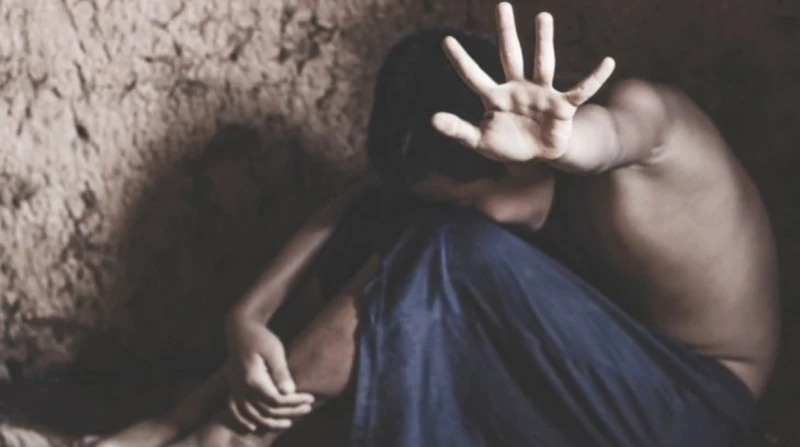 مقابل 2000 جنيه.. القبض على شاب مارس الشذوذ مع صديقه وصوره بالوراق ظهرت علامات الصدمة، على وجه والد الطفل عبد الرحمن، المقيم في منطقة الوراق بالجيزة، عندما حضر له الأخير يستنجد به