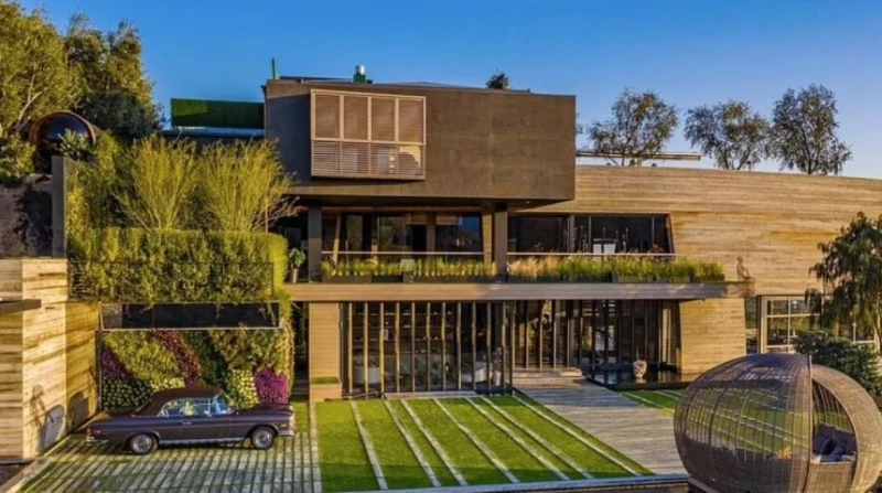 حرائق كاليفورنيا تلتهم قصر .. كم سعره وما محتوياته؟ (صور) تعرض أحد القصور الفخمة، الذي ظهر بأحداث المسلسل الشهير ، للتدمير بسبب الحرائق التي تستمر في كاليفورنيا منذ عدة أيام. حرائق