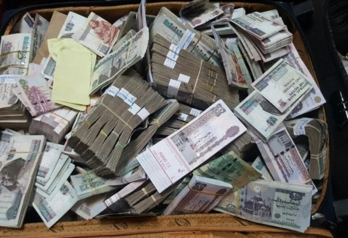 التحقيق مع تشكيل عصابي بتهمة غسيل 60 مليون جنيه من أنشطة مشبوهة تباشر الجهات المختصة التحقيقات مع 3 متهمين بتكوين تشكيل عصابي منظم قام بغسل قرابة 60 مليون جنيه، جمعوها من أنشطة غير