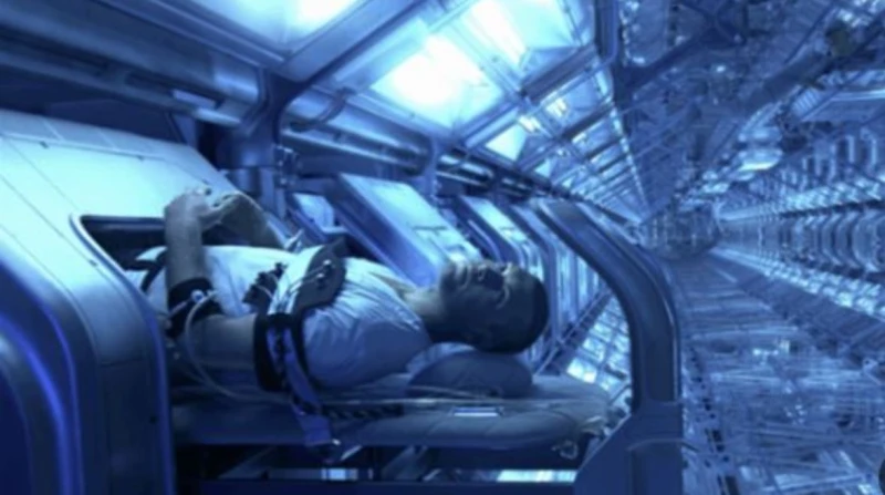 جثة تحت الصفر.. شركة تزعم إعادة إحياء الميت ب10 ملايين جنيه في قلب العاصمة الألمانية، وعلى مقربة من ساحة خضراء هادئة، تقف سيارة إسعاف صغيرة، تبدو مثل لعبة أطفال مزودة بشريط برتقالي