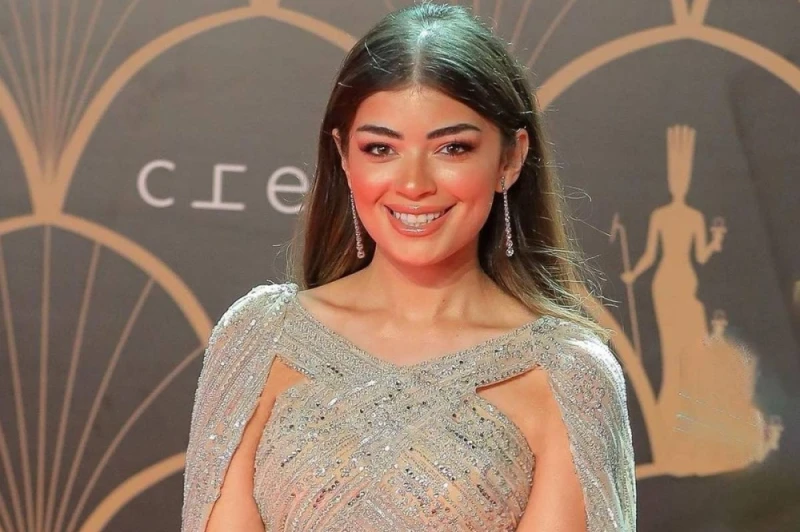 ليلى زاهر تتحدث عن علاقتها بوالدها وخطيبها (فيديو) افاق عربية - خلال لقائها ببرنامج كلام عائلي، الذي يقدمه الفنان صدقي صخر على يوتيوب، كشفت الفنانة الشابة ليلي أحمد زاهر، عن علاقته