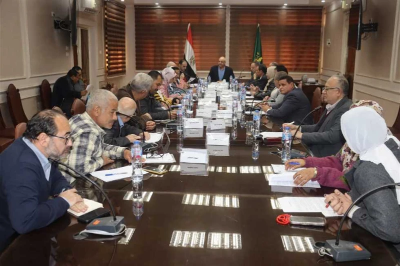 نشرة أفاق عربية من القليوبية.. المحافظ يبحث طلبات المستثمرين ويتابع الاستعدادات لامتحانات الإعدادية شهدت محافظة القليوبية، الجمعة، عددا من الأحداث المهمة على أصعدة مختلفة، وفي القط