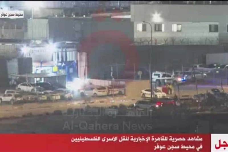 قوات الاحتلال تستهدف الطواقم الصحفية في محيط سجن عوفر قال مراسل القاهرة الإخبارية، إن قوات جيش الاحتلال الإسرائيلي تستهدف الطواقم الصحفية في محيط سجن عوفر. وبدأ صباح الأحد، تنفيذ ا