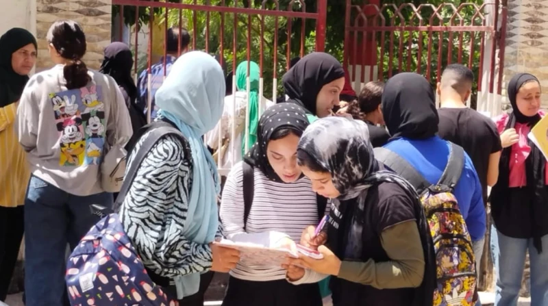 طلاب الإعدادية بالقليوبية سعداء بسهولة امتحان اللغة العربية أدى طلاب الصف الثالث الإعدادي بمحافظة القليوبية، أولى امتحانات الفصل الدراسي الأول في