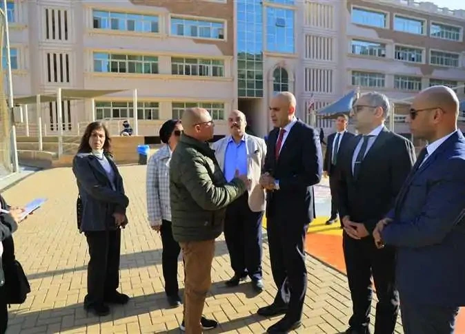 أول رد من مدرسة التجمع على مهاجمة المديرة لدكتور عبداللطيف وزير التعليم مدرسة التجمع , علق رئيس قطاع تكنولوجيا المعلومات خالد الجوهري ، في المدرسة