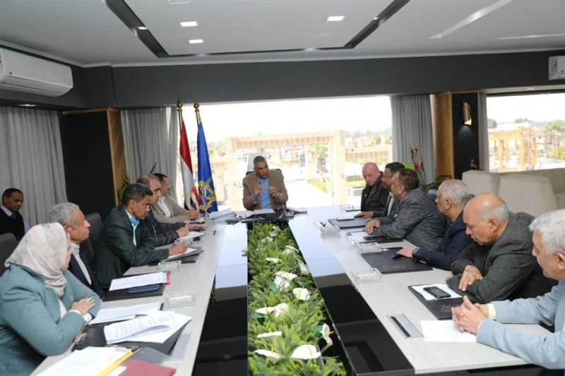 محافظ أسوان: نسبة الإشغالات تجاوزت 85 خلال الموسم السياحي الحالي التقى اللواء الدكتور إسماعيل كمال محافظ أسوان بأعضاء غرفة شركات السياحة بالمحافظة