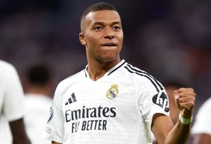 مبابي يقود تشكيل ريال مدريد لمواجهة مايوركا في كأس السوبر الإسباني أعلن كارلو أنشيلوتي، المدير الفني لفريق ريال مدريد، عن التشكيل الرسمي للمباراة المرتقبة ضد ريال مايوركا، المقررة 