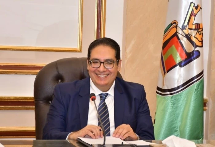 رئيس جامعة القاهرة يفتتح أول جهاز لإعادة تدوير العبوات البلاستيكية والمعدنية افتتح رئيس جامعة القاهرة الدكتور محمد سامي عبد الصادق، اليوم الأحد، أول