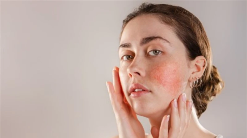 احذري.. هذه العلامات على وجهك تنبئ بإصابتك بقصور في القلب حذر خبراء بريطانيون من ظهور علامات واضحة على الوجه قد تنبئ بإصابة النساء بقصور في القلب، مشيرين إلى أن هذه التغيرات يمكن م