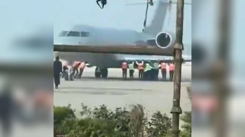 الهند بلد العجائب.. فيديو لموظفين يدفعون طائرة يثير الجدل أثار مقطع فيديو تم تداوله بشكل واسع على مواقع التواصل الاجتماعي حالة من الدهشة والسخرية،