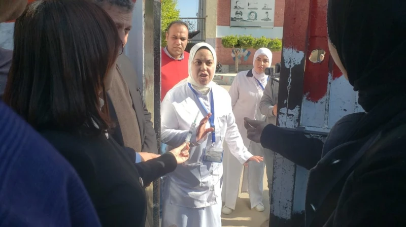 حاملة حقنة بيدها.. لفتة إنسانية لمحافظ البحيرة في امتحانات الإعدادية التقت الدكتوة جاكلين عازر محافظ البحيرة، خلال تفقدها لجنة مدرسة عمر بن الخطاب المشتركة بمركز كفرالدوار، عددا من