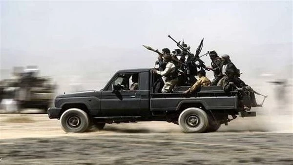 حصار وقصف.. الحوثي ينكل بسكان رداع وسط اليمن مواجهات عنيفة اندلعت في محافظة البيضاء، وسط اليمن، عقب هجوم لمليشيات الحوثي، استهدف منطقة حنكة، مما خلف ضحايا في صفوف المدنيين.وحنكة تت