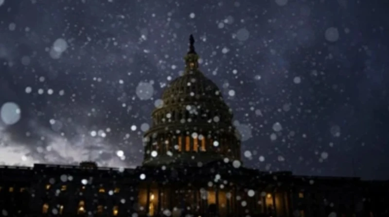 الولايات المتحدة تستعد لأثقل تساقط للثلوج منذ عقد انخفضت درجات الحرارة في أجزاء من الولايات المتحدة يوم الأحد بسبب هبوب الثلوج والجليد والرياح مما أدى إلى ظروف سفر خطيرة في الأجزاء