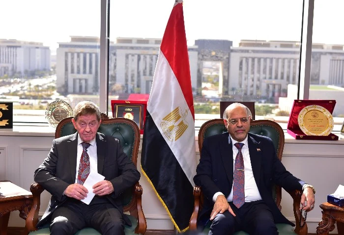 وزير العمل يبحث مع اتحاد الصناعات الألمانية توفير عمالة مدربة استقبل محمد جبران وزير العمل، اليوم الإثنين بمقر الوزارة بالعاصمة الإدارية الجديدة، ويلفروم هاتس رئيس اتحاد الصناعات ب