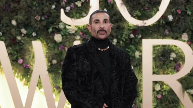 عليكي هدوم.. سخرية لاذعة من آخر تقاليع أحمد سعد واجه الفنان أحمد سعد، تعليقات لاذعة من متابعيه، بعدما نشر صور مشاركته في حفل جوي أورد بالرياض، على صفحته الرسمية بموقع فيسبوك مرتديا