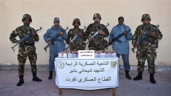 الجيش الجزائري: توقيف 6 عناصر دعم للجماعات الإرهابية خلال أسبوع تمكنت وحدات ومفارز للجيش الجزائري من توقيف 6 عناصر دعم للجماعات الإرهابية خلال عمليات متفرقة عبر التراب الجزائري، خل