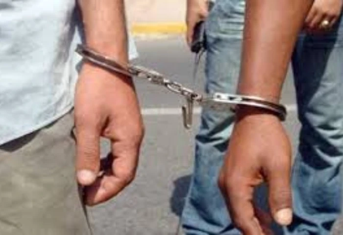 بيستنوها تبقى فاضية، حبس متهمين بسرقة السيارات في شوارع القاهرة قررت جهات التحقيق في القاهرة حبس متهمين 4 أيام على ذمة التحقيقات، على خلفية اتهامهما بارتكاب وقائع سرقات من داخل الس