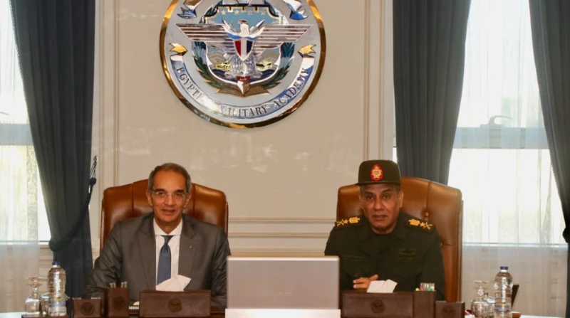 لتأهيل 3 آلاف طالب.. مبادرة جديد بين الاتصالات والأكاديمية العسكرية استقبل مدير الأكاديمية العسكرية المصرية، الفريق أشرف سالم زاهر، الدكتور عمرو