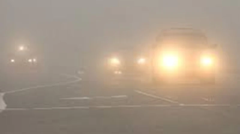 افتح زجاج السيارة.. 10 نصائح من الأرصاد للقيادة في الشبورة حذرت الهيئة العامة للأرصاد الجوية من الشبورة المائية الكثيفة التى تصل إلى حد الضباب، وتعمل على انخفاض مستوى الرؤية الأفقي