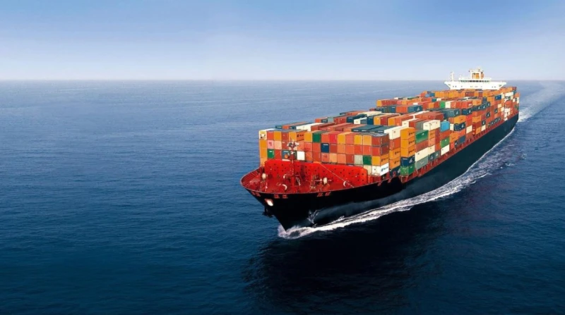 بعد اتفاق غزة.. توقعات بتراجع أسعار الشحن البحري 20 نفذت جماعة الحوثي في اليمن سلسلة هجمات استهدفت السفن المرتبطة بإسرائيل، على مدار العام الماضي، وهو ما رفع من أسعار الشحن، خصوصا 