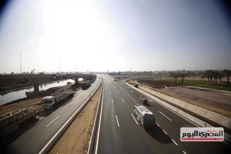 حظر الإعلانات المنقوشة والمكتوبة يدويا على الكباري والأنفاق.. تعرف على الشروط كاملة نشرت الوقائع المصرية في عددها 19 (تابع) شروط الحصول على تراخيص الإعلانات في نطاق محافظة الجيزة و