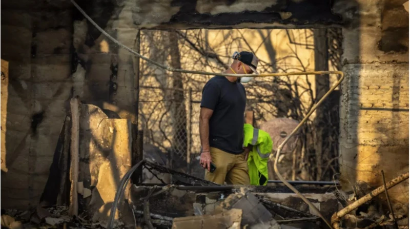 حرائق كاليفورنيا.. إغلاق متحف جيتي فى لوس أنجلوس والذعر مستمر صدرت تحذيرات إخلاء جديدة فى مدينة لوس أنجلوس، مع توقعات بأن تسيطر حرائق كاليفورنيا على أحياء جديدة، بحسب صحيفة لوس أنج