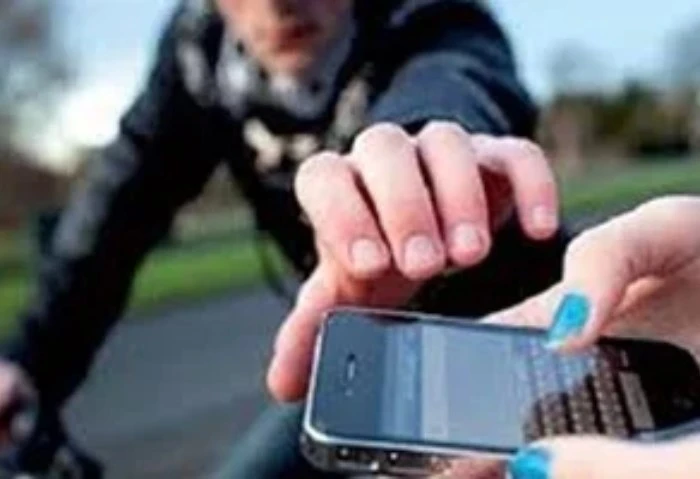 ضبط لص هواتف محمولة في القاهرة تمكنت الأجهزة الأمنية في القاهرة من إلقاء القبض على متهم بسرقة الهواتف المحمولة بمنطقة السلام بالقاهرة، حيث اعترف خلال التحقيقات بتنفيذه ست عمليات سر