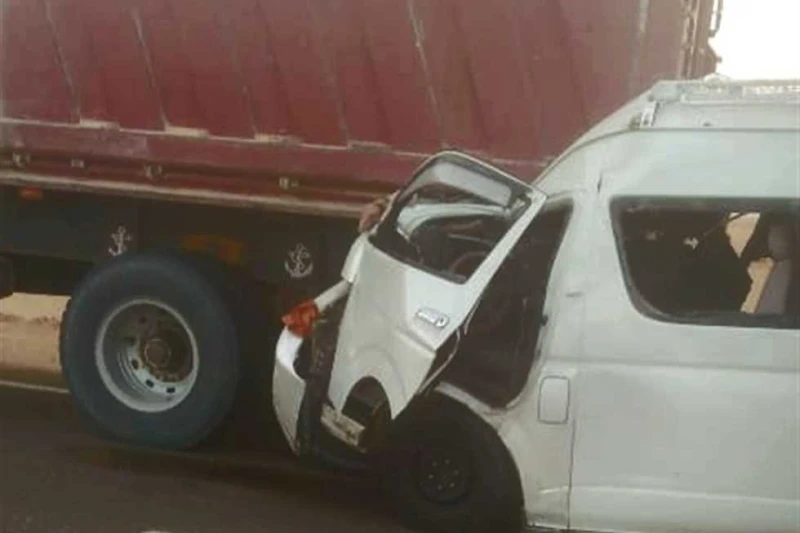 مصرع وإصابة 15 في تصادم ميكروباص ونقل على طريق أسوان - الصحراوي الغربي لقي شخص مصرعه وأصيب 14 آخرين في حادث تصادم ميكروباص و نقل ثقيل علي طريق أسوان الصحراوي الغربي عند الكيلو 80.