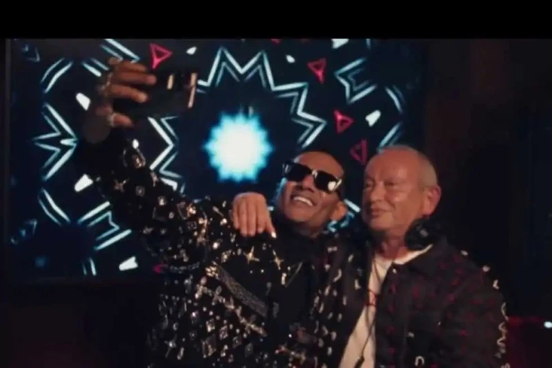 دفاع نجيب ساويرس عن محمد رمضان بعد السخرية منه والأخير يرد نجيب ساويرس , وجه الفنان محمد رمضان رسالة شكر إلى رجل الأعمال المصري ، بعدما أبدى الأخير دعمه له في مواجهة السخرية التي ت