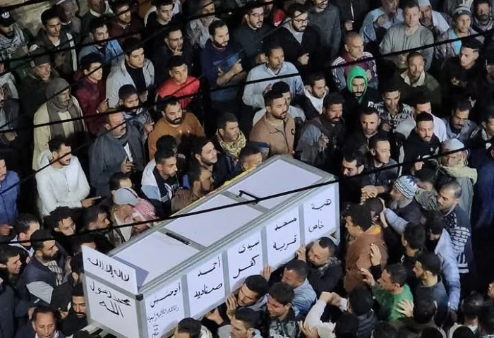 الآلاف يشيعون جنازة 3 شباب لقوا مصرعهم في حادث بالمنوفية شيع منذ قليل الآلاف من أهالي قرية صناديد التابعة لمركز تلا بمحافظة المنوفية، جثامين ثلاثة