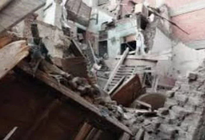 انهيار منزل وتصدع اثنين آخرين بيبب تسرب المياه في البلينا غرب سوهاج انهار منزل مكون من ثلاث طوابق بدائرة مركز البلينا غرب محافظة سوهاج مما أدى إلى تأثر منزلين مجاورين بتصدعات في ال