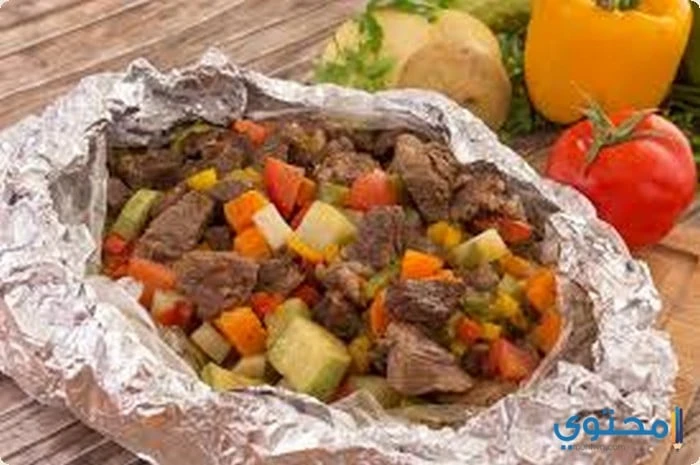 وصفة طريقة عمل ورقة اللحمةتعد اللحمة من الأطباق الأساسية التي يتم تقديمها على مائدة الطعام، فهي تحتوى على عناصر وقيم غذائية كثيرة مفيدة للجسم ويمكن إضافة العديد من الخضروات إليها ل