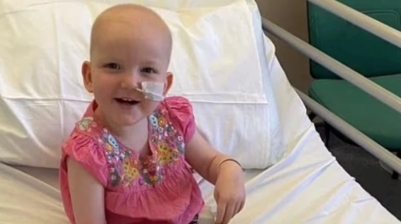 ظنوا إصابتها بإنفلونزا.. طفلة تفقد القدرة على المشي بسبب السرطان طفلة صغيرة تبلغ من العمر عامين فقط، قيل لوالديها إنها مصابة بفيروس عندما فقدت القدرة على المشي، واكتشف فيما بعد أنه