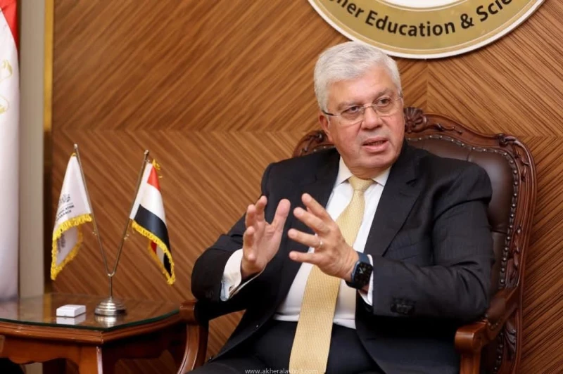 وزير التعليم العالي يعلن صدور عدة قرارات جمهورية بتعيين قيادات جامعية جديدة كتب - محمود الهندي أعلن الدكتور أيمن عاشور وزير التعليم العالي والبحث العلمي، صدور عدة قرارات جمهورية بت