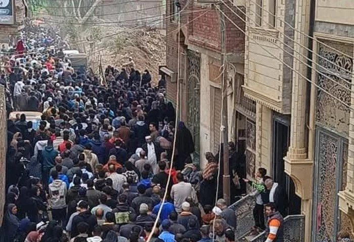 وداع حزين لرابع ضحايا حادث تصادم سيارة وموتوسيكل وتوك توك في المنوفية شيع منذ قليل المئات من أهالي قرية البتانون بدائرة مركز شبين الكوم بمحافظة المنوفية، جثمان الشاب على هشام شتية 