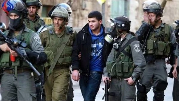 الجيش الإسرائيلي يعتقل 22 فلسطينيا بالضفة الغربية اعتقلت قوات الجيش الإسرائيلي اليوم الاثنين، 22 فلسطينيا من مناطق مختلفة في الضفة الغربية بينهم