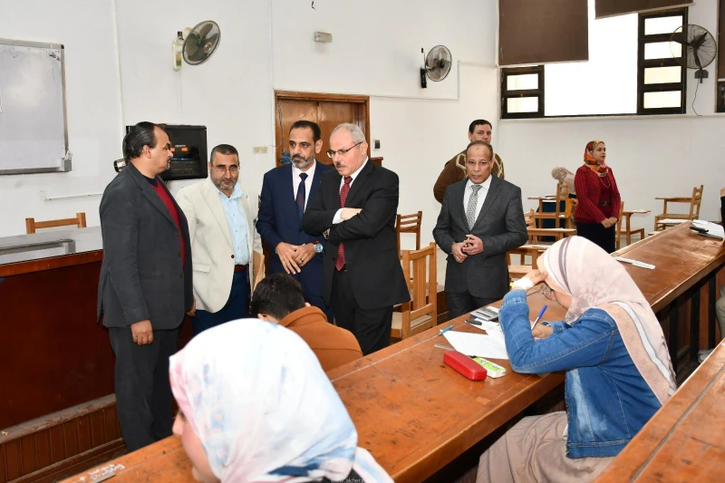 كتبت أمل عبد الرحيم قام الدكتور ناصر مندور، رئيس جامعة قناة السويس، بجولة تفقدية داخل لجان الامتحانات بكلية الزراعة، يرافقه الدكتور محمد عبد النعيم، نائب رئيس الجامعة لشئون التعليم