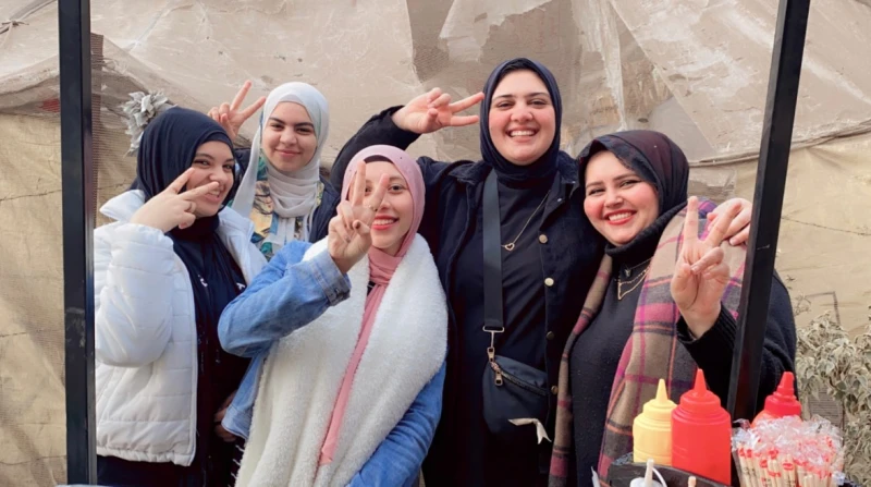 ندى سوشي.. من فكرة إلى مشروع ناجح في المنوفية في قلب مدينة الباجور بمحافظة المنوفية، وقفت ندى غزلان، الفتاة العشرينية، بشغف كبير وعزيمة لا تقهر، لتصبح صاحبة أول عربة سوشي في المدين