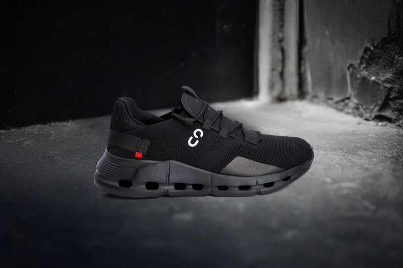 صناعة الأحذية السعودية بين الجودة والأصالة تتميز المملكة العربية السعودية بإرثها الثقافي العريق الذي ينعكس في العديد من الصناعات التقليدية، ومنها صناعة الأحذية. يشتهر النعال الشرقي