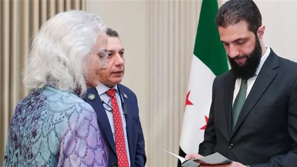 الشرع يلتقي والدة الصحفي الأمريكي المختفي في سوريا التقى قائد الإدارة السورية الجديدة، أحمد الشرع، بديبرا تايس والدة الصحفي الأميركي أوستن تايس المختفي في سوريا.وكان رئيس منظمة أمي