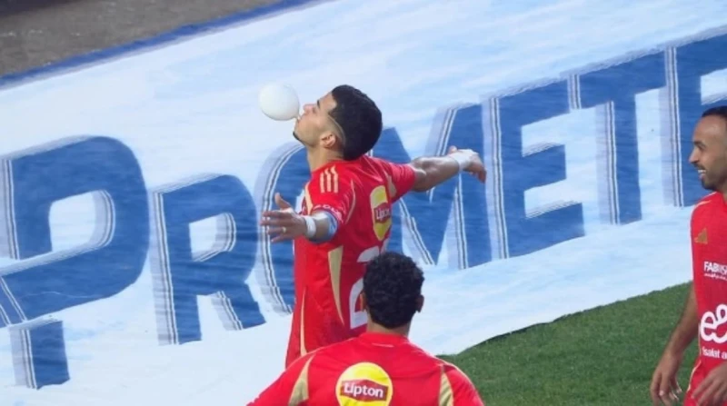 أشهرها البالونة والأسد.. 6 طرق لاحتفال إمام عاشور بتسجيل أهدافه تصدر إمام عاشور، لاعب النادي الأهلي، المشهد الرياضي في الأيام الأخيرة بسبب طريقته